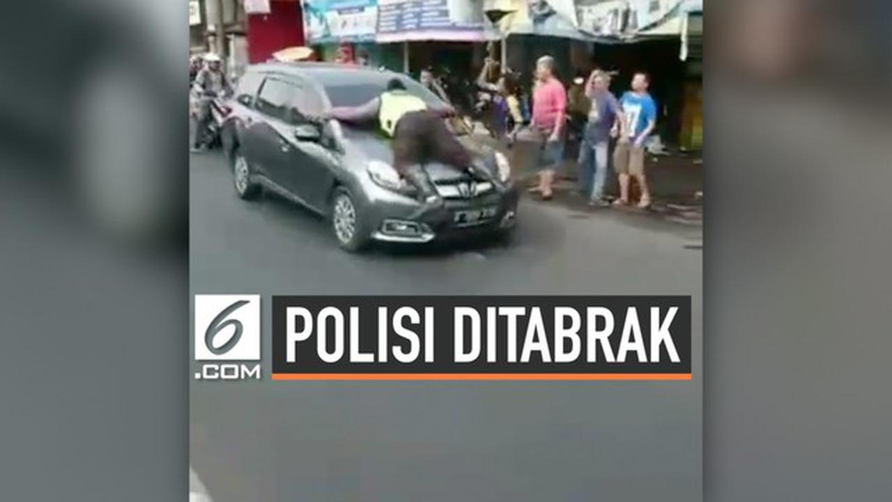 VIDEO: Terjadi Lagi, Polisi Ditabrak dan Berada di Atas Kap Mobil Berjalan