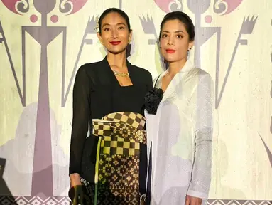 Bersama Happy Salma, Lulu Tobing tampak memakai kebaya simpel berwarna putih, Dirinya pun hanya menambahkan detail dengan sebuah hiasan bunga pada kebaya model kutu baru miliknya. (Liputan6.com/IG/@lutob)