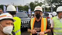 Direktur Utama PT Jakarta Propertindo (Perseroda) atau Jakpro, Widi Amanasto (tengah) saat meninjau pengerjaan sirkuit Formula E di Ancol, Jakarta Utara. (Liputan6.com/Yopi Makdori)