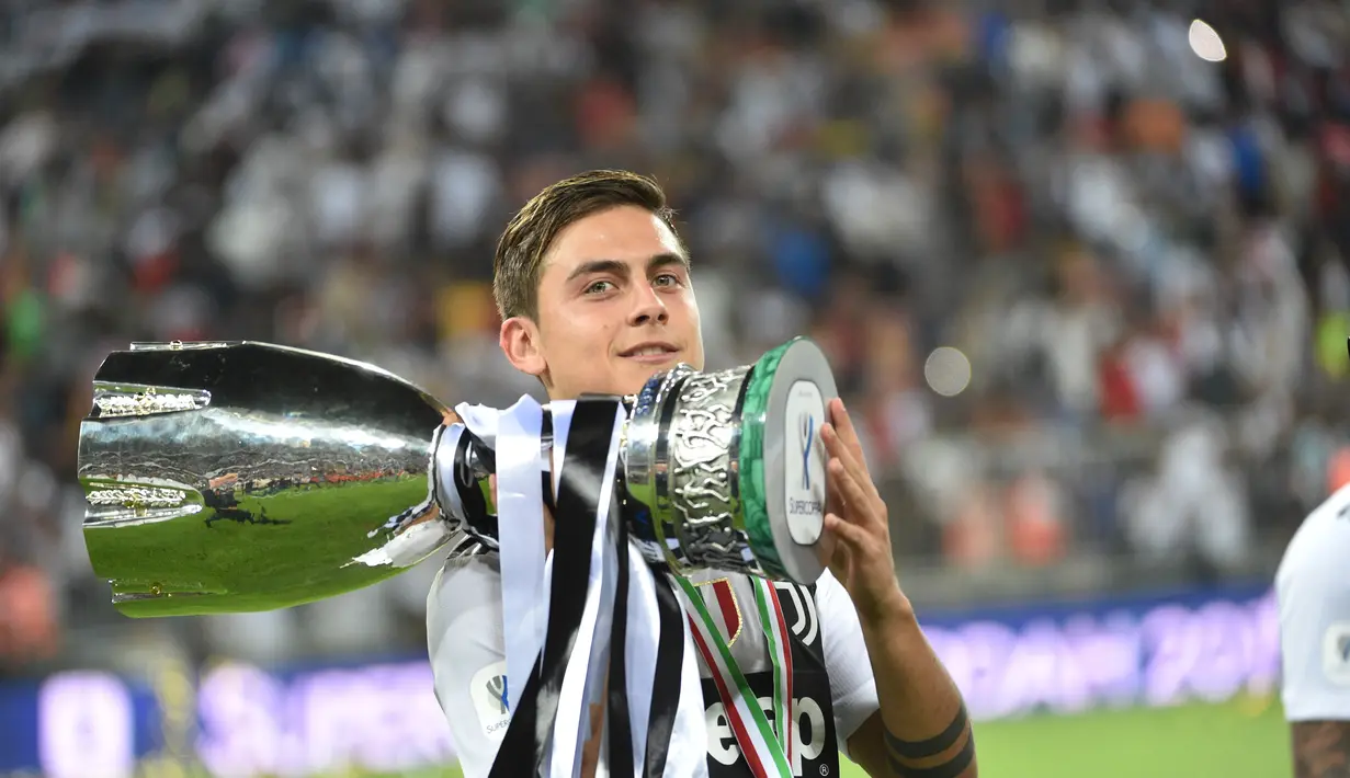 7. Ekspresi Paulo Dybala mengangkat tropi pada laga Final Piala Super Italia yang berlangsung di stadion King Abdullah Sports City, Jeedah, Kamis (17/1). Juventus menang 1-0  atas AC Milan (AFP/Giuseppe Cacace)
