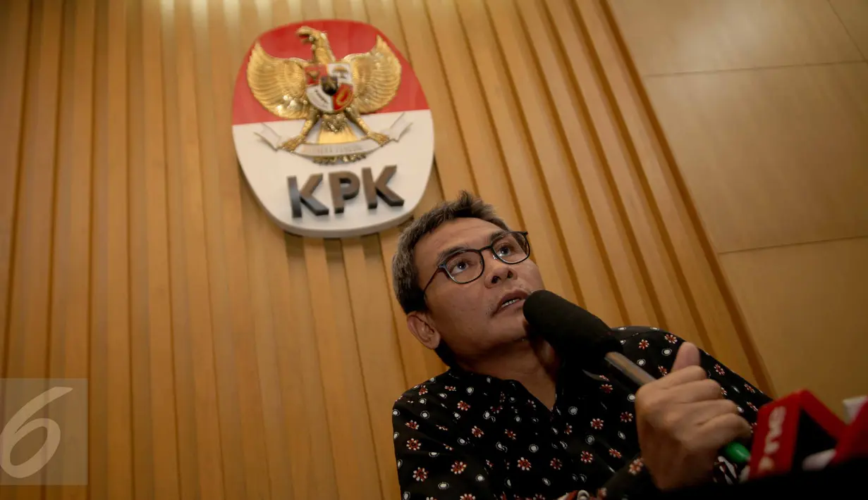 Plt Pimpinan KPK, Johan Budi menggelar konferensi pers terkait penetapan Bupati Morotai, Rusli Sibuea sebagai tersangka, Jakarta, Jumat (26/6/2015). Penetapan tersangka ini berdasarkan hasil pengembangan kasus Akil Mochtar. (Liputan6.com/Helmi Afandi) 