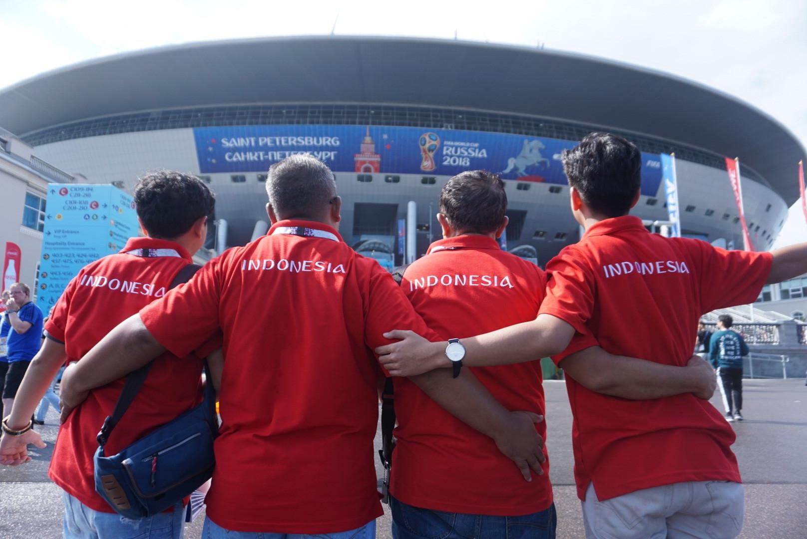 Fans sepak bola dari Indonesia berfoto di depan Saint Petersburg Stadium, Sabtu (14/7/2018). (Bola.com/Okie Prabhowo)