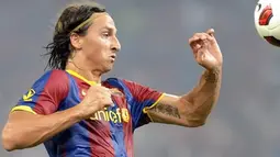 Aksi striker Barcelona Zlatan Ibrahimovic pada laga persahabatan pramusim di Beijing, Cina, 8 Agustus 2010. AFP PHOTO/LIU Jin