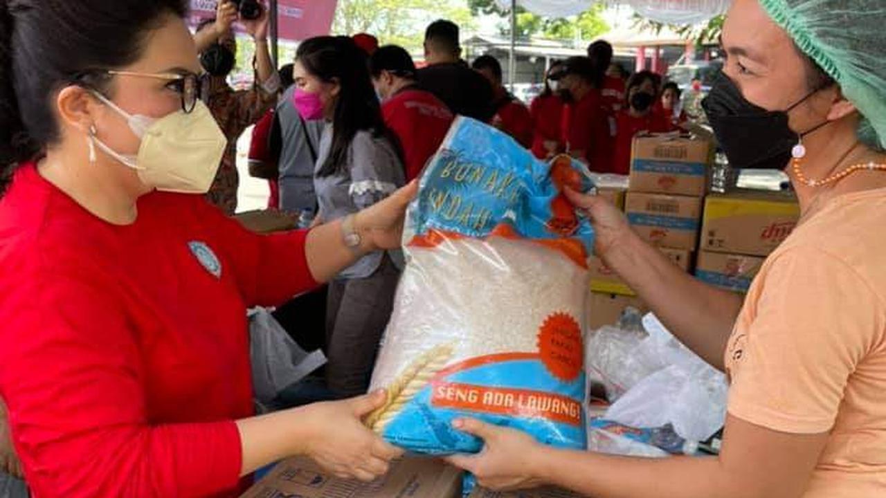 Ketua TP PKK Sulut Rita Dondokambey-Tamuntuan didampingi Wakil Ketua TP PKK Sulut dr Kartika Devi Kandouw-Tanos membuka kegiatan Pasar Murah dan Operasi Pasar.