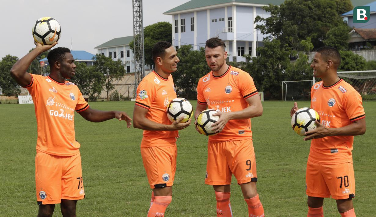 Pemain Persija Jakarta, Marko Simic, Jaimerson, Osas Saha dan Renan Da Silva, berbincang saat melakukan sesi foto di Lapangan Sutasoma, Jakarta, Jumat (07/12). Persija akan berhadapan dengan Mitra Kukar. (Bola.com/M Iqbal Ichsan)