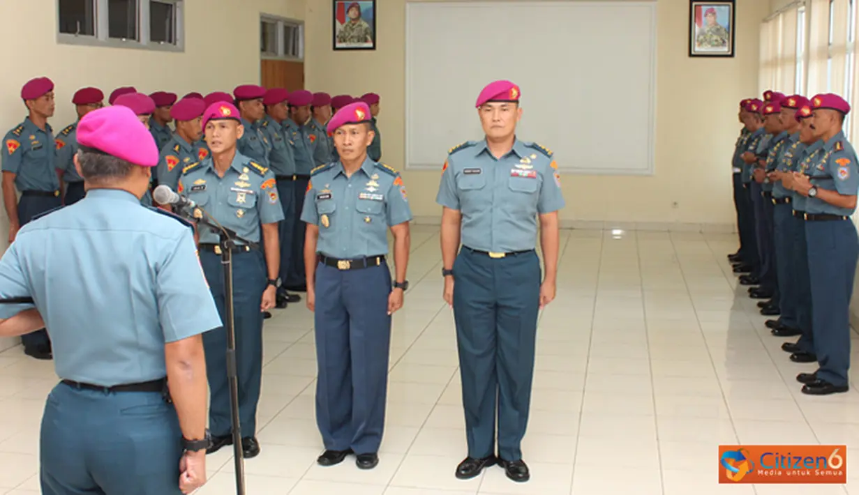 Citizen6, Sidoarjo: Setelah selesai upacara laporan korps kenaikan pangkat, Komandan Pasmar-1 memotong tumpeng dan diberikan kepada Letkol Marinir MH. Silalahi. (Pengirim: Budi Abdillah)