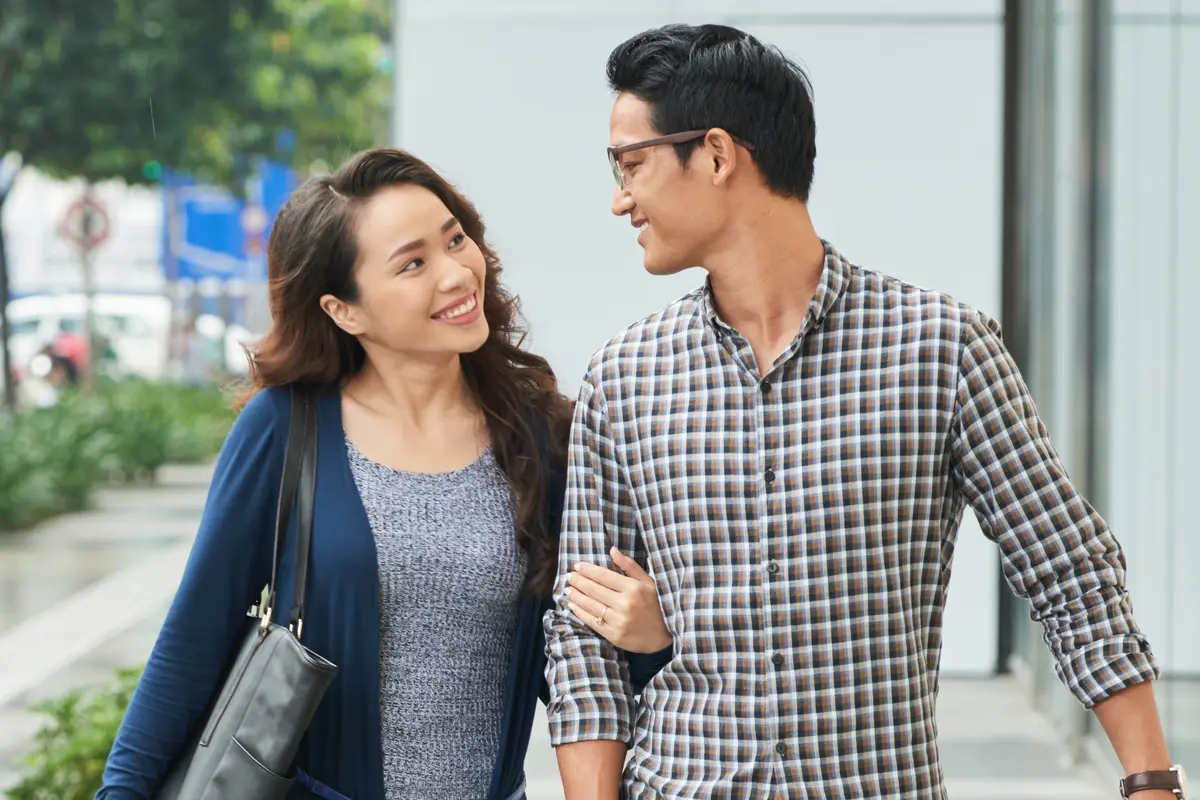 perempuan dan pasangan april jalan