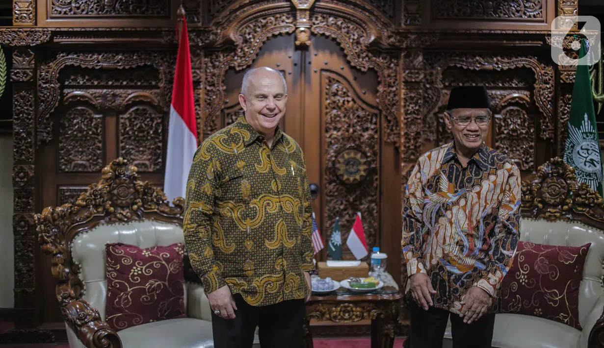 Ketua Umum PP Muhammadiyah Haedar Nashir (kanan) menerima Duta Besar AS untuk Indonesia Joseph R Donovan Jr saat pertemuan di  Jakarta, Selasa (15/10/2019). Pertemuan tersebut dalam rangka silaturahmi kepada organisasi massa Islam di Jakarta. (Liputan6.com/Faizal Fanani)
