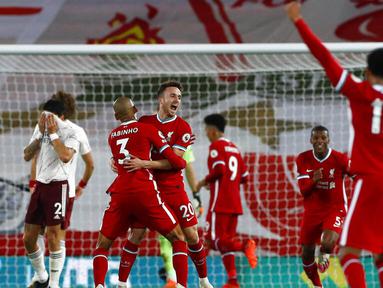 Para pemain Liverpool merayakan gol yang dicetak oleh Diogo Jota ke gawang Arsenal pada laga Liga Inggris di Stadion Anfield, Senin (28/9/2020). Liverpool menang dengan skor 3-1. (Jason Cairnduff/Pool via AP)