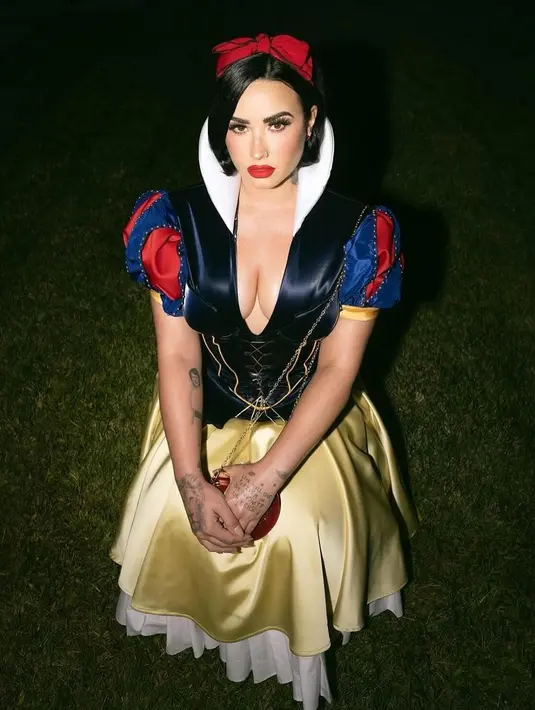 Penyanyi Demi Lovato itu memberikan sentuhan edgy pada kostum Putri Saljunya, menambahkan korset dramatis dengan garis leher menjuntai pada penampilan klasiknya sebagai putri. [@ddlovato]