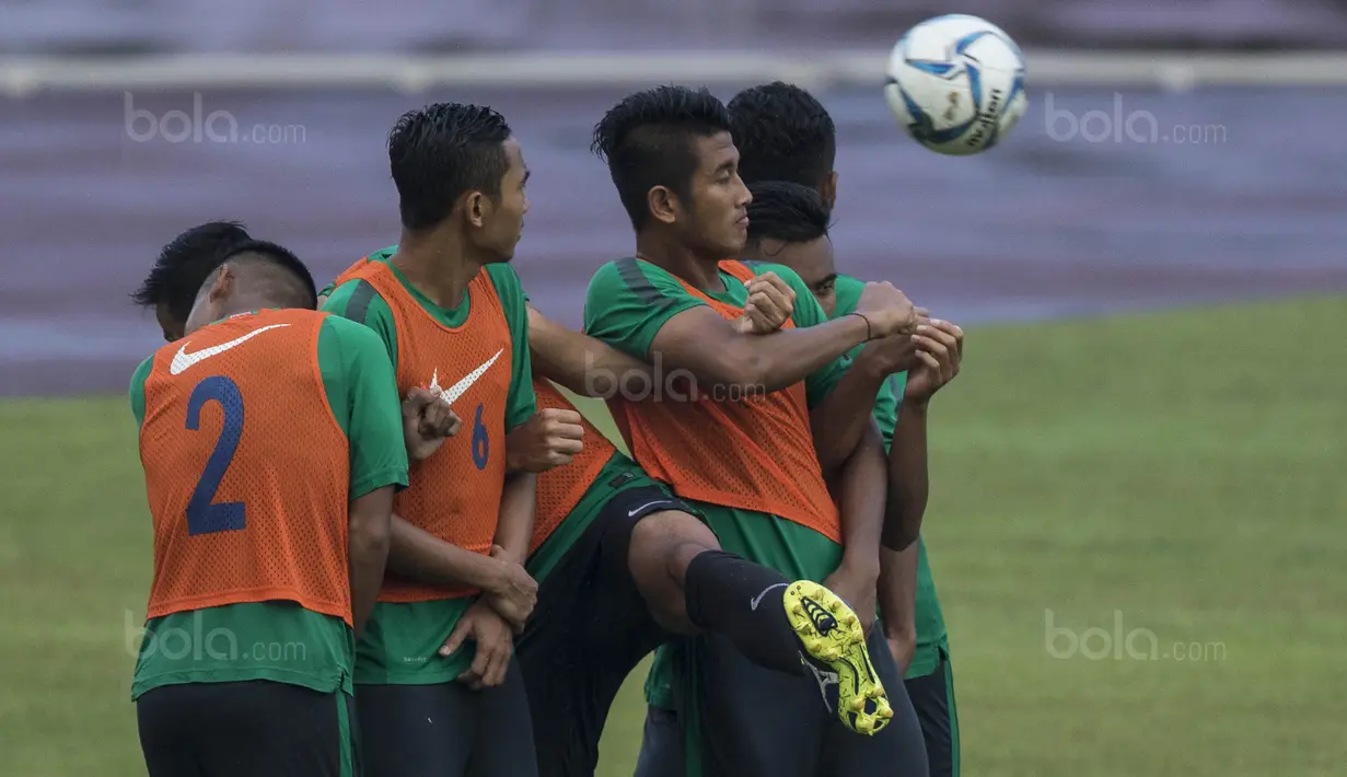 Bek Timnas Indonesia, Putu Gede, berusaha menghindar dari bola saat latihan di Stadion UKM, Selangor, Sabtu (19/8/2017). Latihan ini merupakan persiapan jelang laga SEA Games melawan Timor Leste. (Bola.com/Vitalis Yogi Trisna)