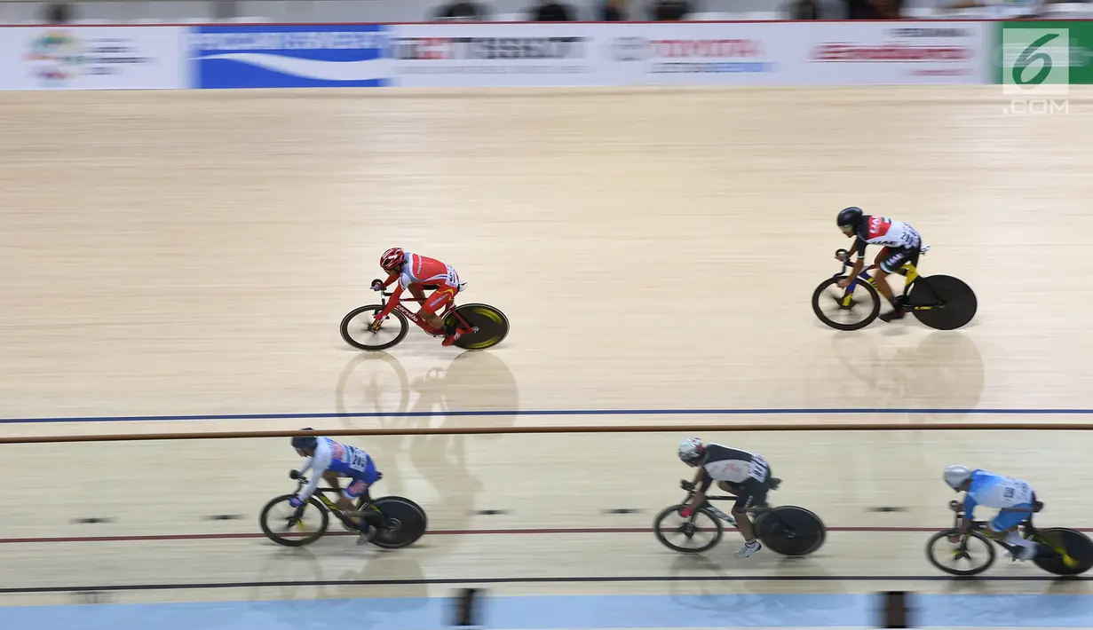 Pesepeda beradu cepat dalam laga balap sepeda Omnium Putra nomor Individual Pursuit 4.000 meter di Jakarta Internasional Velodrome, Kamis (30/8). Pesepeda Indonesia Nandra Eko Wayudi berhasil mencapai peringkat enam. (Merdeka.com/Imam Buchori)