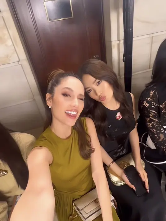 Cinta melengkapi penampilan dengan tas model T Monogram Chain Wallet. Dengan aksesori anting-anting minimalisnya. [@claurakiehl]