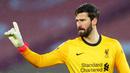 Alisson Becker - Penjaga gawang tangguh ini pindah ke Liverpool dari AS Roma pada tahun 2018 dengan biaya 62,5 juta euro. Kiper asal Brasil itu mampu tampil solid dan tak tergantikan di bawah mistar gawang Liverpool. (AFP/Clive Rose/Pool)