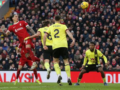 Pemain Liverpool, Darwin Nunez (kiri) mencetak gol kemenangan timnya melalui sundulannya pada laga lanjutan Liga Inggris 2023/2024 melawan Burnley di Anfield, Liverpool, Inggris, Sabtu (10/02/2024). (AFP/Ian Hodgson)