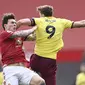 Bek Manchester United, Victor Lindelof, duel udara dengan pemain Burnley, Chris Wood, pada laga Liga Inggris di Stadion Old Trafford, Minggu (18/4/2021). MU menang 3-1 Burnley. (Stu Forster/Pool via AP)