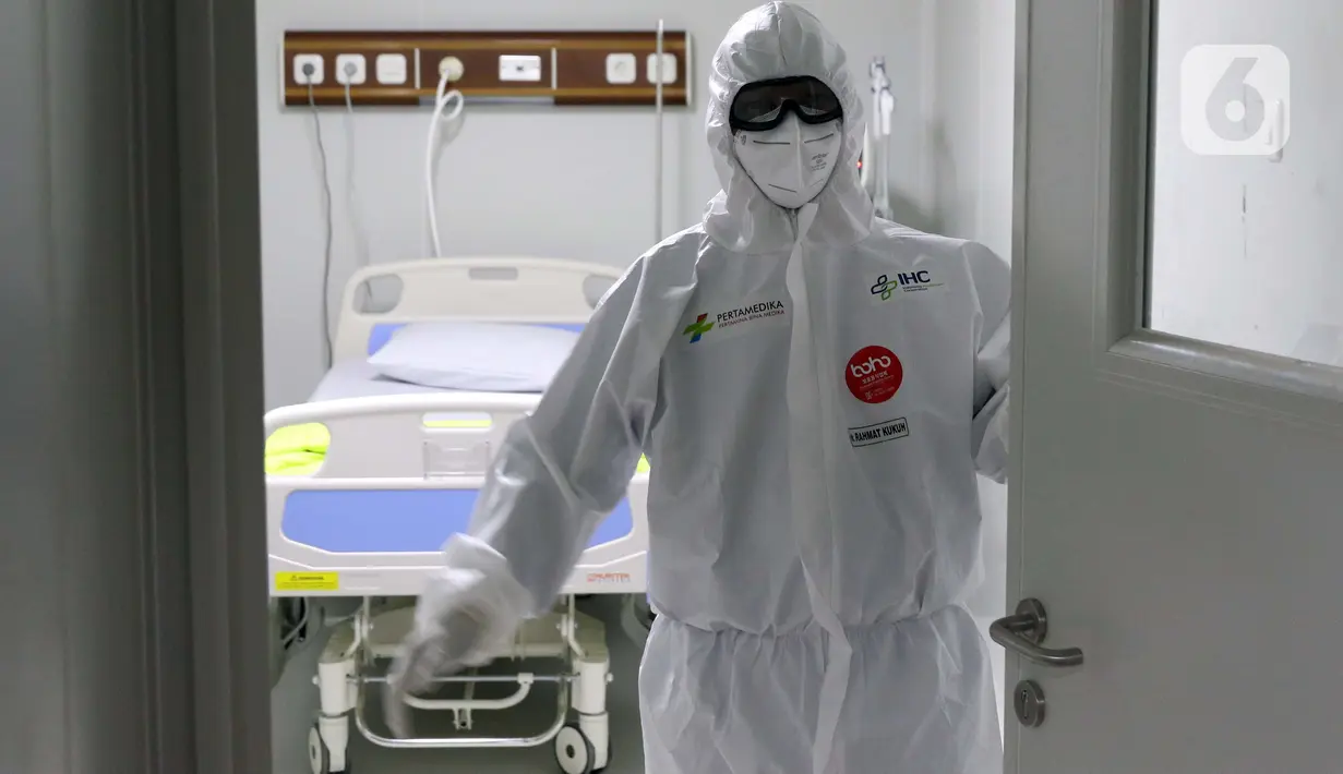 Tim dokter menutup ruang ICU RS Pertamina Jaya, Jakarta, Senin (6/4/2020). Secara keseluruhan RSPJ memiliki kapasitas 160 tempat tidur dengan 65 kamar isolasi dengan negative pressure untuk merawat pasien yang positif Corona. (Liputan6.com/Helmi Fithriansyah)