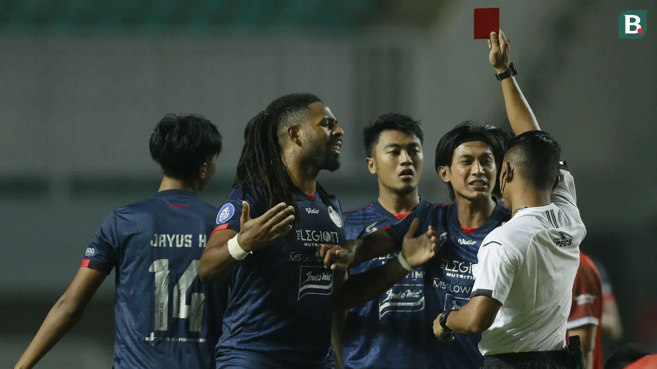 Foto: Baru Berjalan 4 Menit Pemain Arema FC Diganjar Kartu Merah saat Menghadapi PSM Makassar di Babak Pertama BRI Liga 1