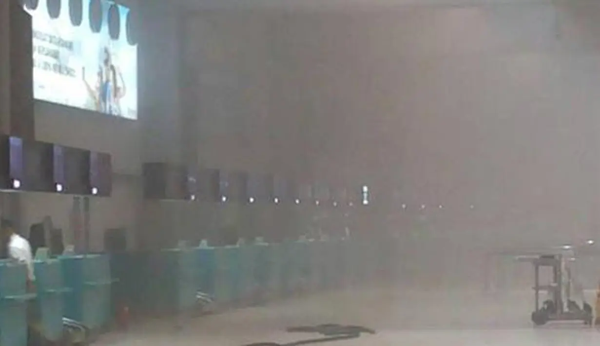 Asap tebal Terlihat di bagian dalam terminal 2 Bandara Soekarno Hatta, Jakarta, Minggu (5/7/2015).  Kebakaran di Terminal 2E ini membuat panik ribuan penumpang yang sedang menunggu jadwal penerbangan. (Twitter@JanotJanoet)