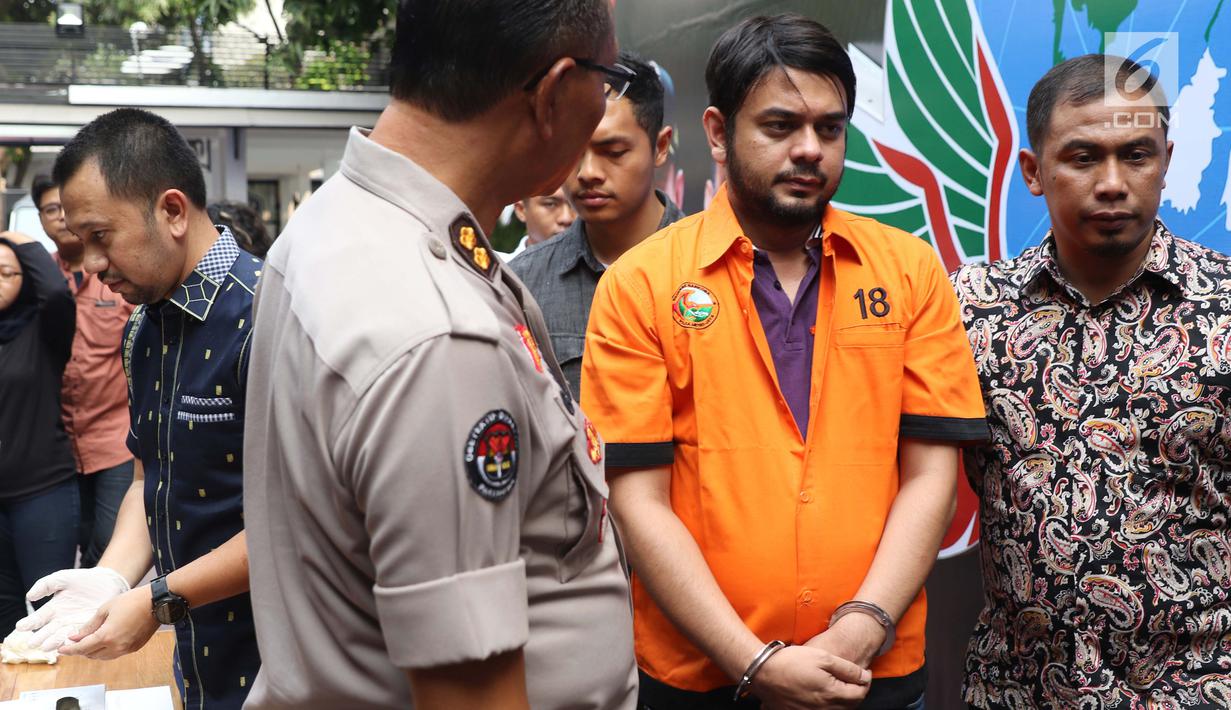 Pesinetron Rio Reifan saat digiring petugas Direktorat Reserse Narkoba Polda Metro Jaya usai rilis, Jakarta, Jumat (16/8/2019). Rio Reifan kembali ditahan polisi terkait kasus narkoba untuk kali ketiga. (Liputan6.com/Helmi Fithriansyah)
