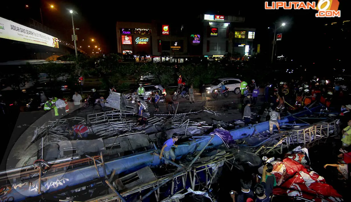 Kejadian tersebut terjadi sekitar pukul 17.20 WIB saat hujan deras yang sesekali menjatuhkan es mengguyur Jakarta, Selasa (22/4/14). (Liputan6.com/Faizal Fanani)