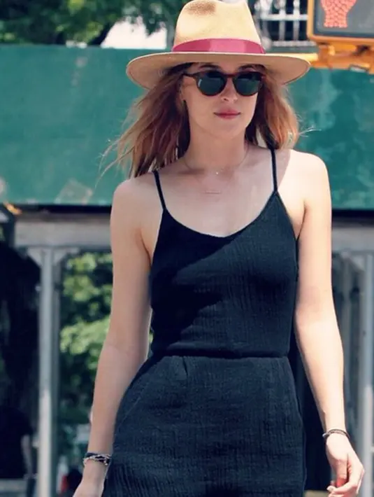 Seperti yang diketahui bahwa selama ini Dakota selalu tampil vulgar dalam membintangi beberapa judul film. Namun bukan bearti ia tidak peduli atas peristiwa yang menimpa pada dirinya ini. (Instagram/officialdakotajohnson)