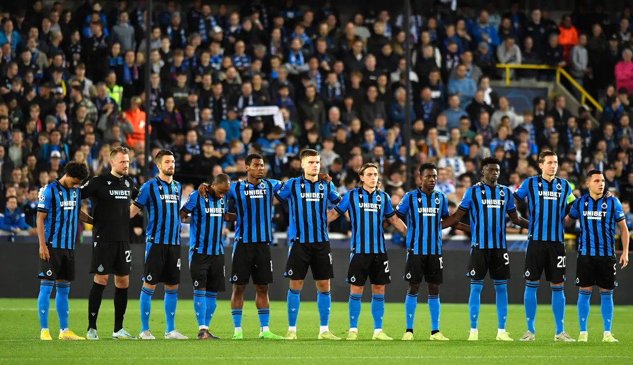 Para pemain Club Brugge mengheningkan cipta untuk mengenang para korban tragedi Kanjuruhan jelang pertandingan sepak bola Grup B Liga Champions antara Club Brugge dan Atletico Madrid di Stadion Jan Breydel, Bruges, Belgia, 4 Oktober, 2022. (AP Photo/Geert Vanden Wijngaert)