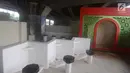 Kondisi tempat wudu di musala Babah Alun yang masih dalam tahap pembangunan di Jalan Gang 12, Papanggo, Jakarta Utara, Rabu (25/4). Bagunan musala yang berada di kolong jalan tol ini bergaya arsitektur Tiongkok. (Merdeka.com/Imam Buhori)