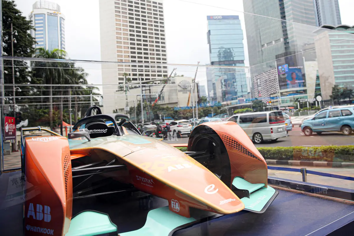 Jelang Formula E, Replika Mobil Balap Listrik Dipamerkan di Bundaran HI