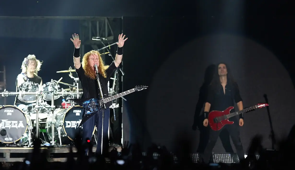 "Are you alright? Why you guys so quiet? don't be quiet in a heavy metal concert!," serunya pada ribuan penonton yang memadati area. (Bambang E. Ros/Bintang.com)