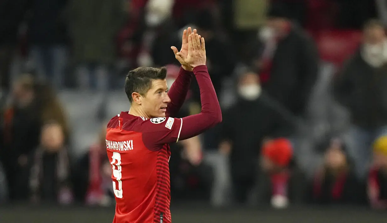 Pencetak gol Bayern Munchen Robert Lewandowski bertepuk tangan setelah mengalahkan Salzburg pada pertandingan leg kedua babak 16 besar Liga Champions di Munich, Jerman, 8 Maret 2022. Bayern Munchen menang 7-1. (AP Photo/Matthias Schrader)