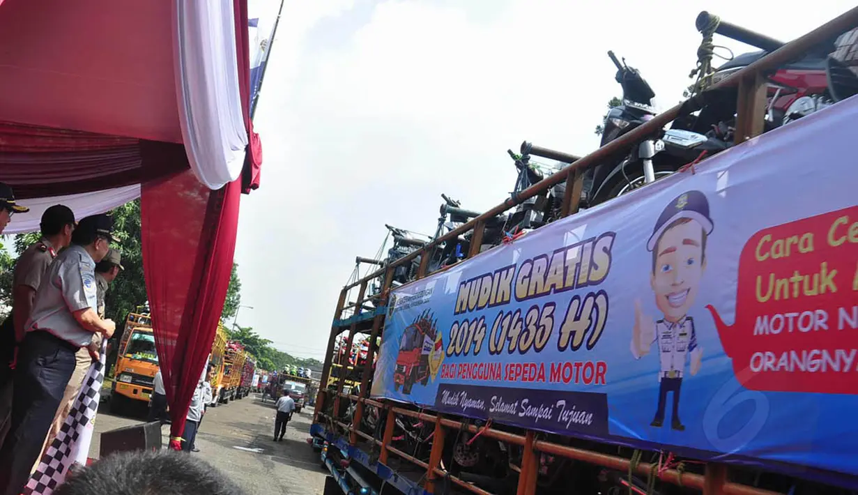 Para pemilik motor tersebut akan mudik dengan menggunakan bus pada Kamis (24/7/2014) esok. (Liputan6.com/Faizal Fanani) 