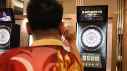 Resmi dihadirkan di lantai F7 FX Sudirman, Senayan, Jakarta, pada Sabtu (15/11/2025), Darts Station digadang-gadang bakal menjadi rumah baru sportainment yang mengubah cara masyarakat melihat olahraga darts. Tampak dalam foto, pemain darts profesional Indonesia atau dikenal sebagai "raja terakhir darts", Tirta Suparjo, saat peluncuran Darts Station di lantai F7 FX Sudirman, Senayan, Jakarta pada Sabtu (15/11/2025). (Bola.com/Abdul Aziz)