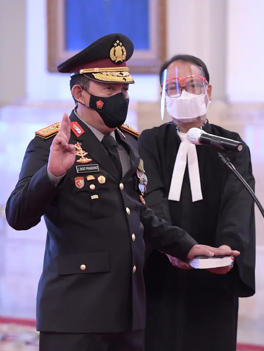Calon Kapolri Komjen Pol Listyo Sigit Prabowo mengikuti upacara pelantikan yang dipimpin Presiden Joko Widodo di Istana Negara, Jakarta, Rabu (27/1/2021). Listyo Sigit Prabowo dilantik menjadi Kapolri menggantikan Idham Azis yang memasuki masa pensiun. (Krishadiyanto - Biro Pers Setpres)