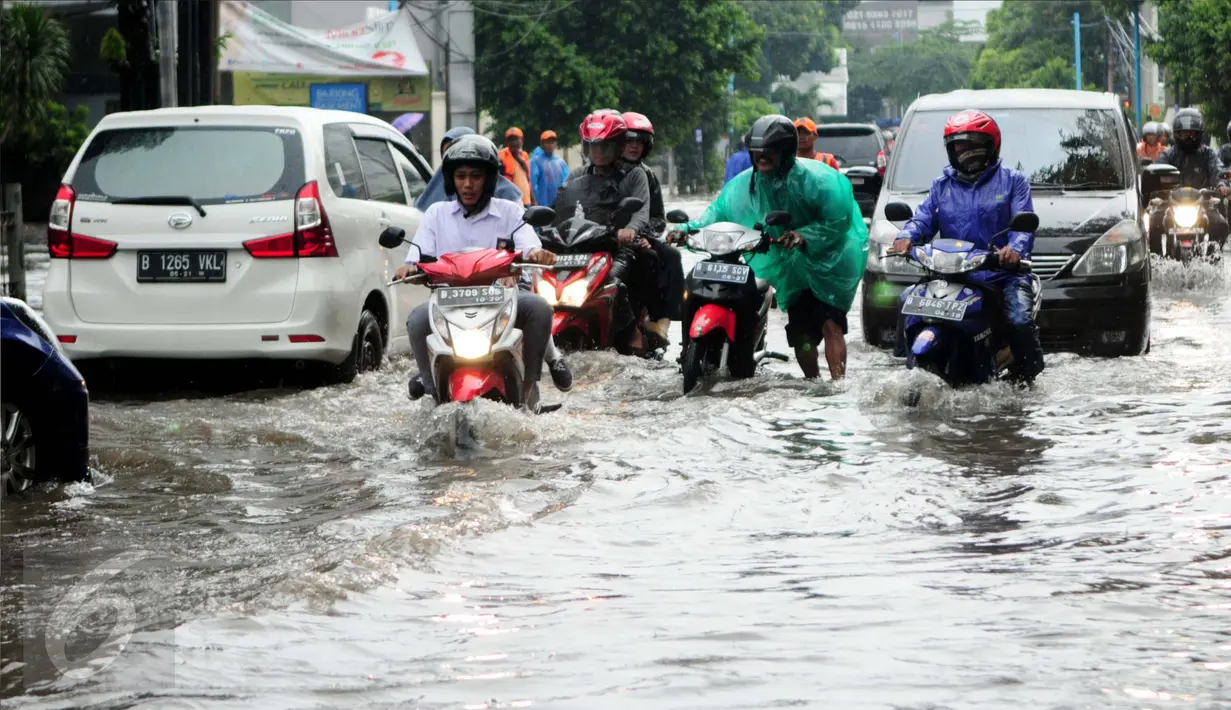 Pengendara sepeda motor mendorong motornya yang mogok setelah menerobos banjir di kawasan Kemang, Jakarta, Selasa (4/10). Hujan deras yang mengguyur Jakarta kembali menyebabkan kawasan Kemang tergenang air hingga 40 cm. (Liputan6.com/Gempur M Surya)