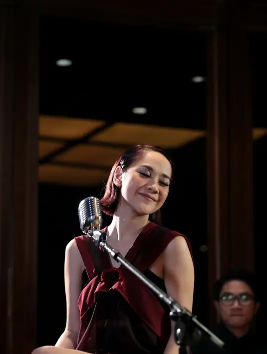 "Syuting seru banget. Ama temen-temen sendiri modelnya. Temen yang gila-gila. Temen main, temen jalan, temen SMA, bahkan ada yang dari dulu banget. Kumpulin semua. Aku emanghang out-nya ama mereka," kata BCL. (Andy Masela/Bintang.com)