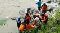 Evakuasi jenazah Mugiyanto dari Sungai Serayu di titik 9 kilometer dari lokasi kejadian, memasuki wilayah Leksono, Wonosobo. (Foto: Liputan6.com/Muhamad Ridlo)