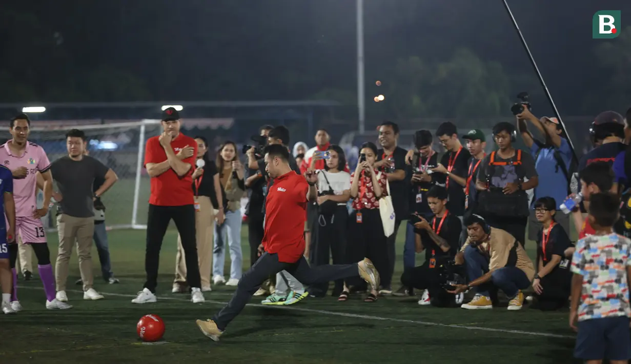 <p>Aksi Raffi Ahmad saat melakukan tantangan tendangan penalti dalam rangkaian acara fun football bersama legenda Manchester United, Peter Schmeichel di Pancoran Soccer Field, Jakarta, Minggu (6/8/2023) malam WIB. (Bola.com/Ikhwan Yanuar)</p>