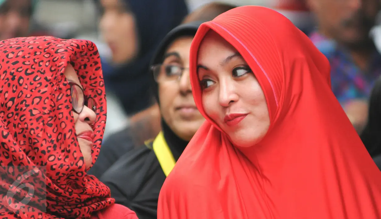 Angelina Sondakh dan Dewi Yasin Limpo tampak akrab saat acara sosialisasi Empat Pilar yang dilakukan MPR di Rutan Pondok Bambu, Jakarta, Jumat (27/5). Kedua wanita itu terlihat kompak mengenakan hijab merah. (Liputan6.com/Yoppy Renato)