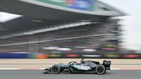 Pembalap Mercedes asal Italia, Kimi Antonelli, mengemudikan mobilnya selama Grand Prix Formula 1 China di Sirkuit Internasional Shanghai di Shanghai pada 15 Maret 2026 (AFP/Hector Retamal)
