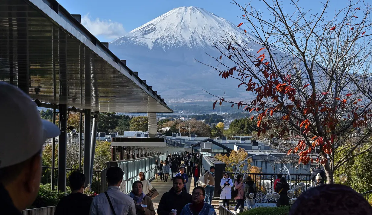 Dengan turunnya salju pada 6 November 2024 lalu, menjadi catatan penundaan terlama salju pertama di puncak Gunung Fuji dengan keterlambatan selama 36 hari dari rata-rata. (Richard A. Brooks/AFP)