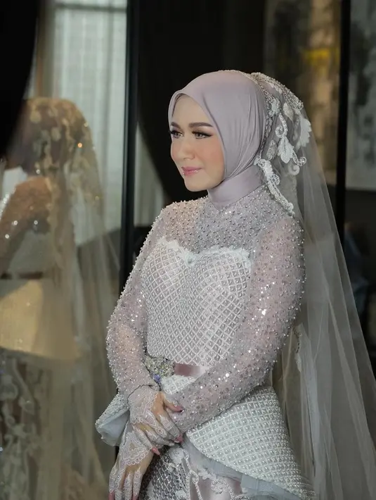 Gaun pengantin istri Sahrul Gunawan Dine Mutiara terlihat indah dengan taburan mutiara. (Foto: Instagram @vivithalib)