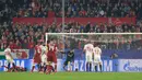 Pemain Liverpool, Sadio Mane berhasil membobol gawang Sevilla pada laga kelima Grup E Liga Champions di Stadion Ramon Sanchez Pizjuan, Rabu (22/11). Sempat unggul tiga gol, Liverpool kemudian justru diimbangi Sevilla 3-3. (AP/Miguel Morenatti)
