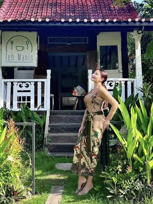 Tamara Bleszynski berdarah Polandia, ia tampak elegan dengan kebaya nude brokat dipadukan obi hijau dan kain batiknya. [Instagram/@tamarableszynskofficial]