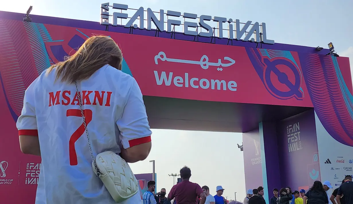 Meski tak sementereng tim-tim favorit seperti Brasil dan Spanyol, Tunisia tetap saja ada di hati seorang suporter wanita ini yang tampil berbalut jersey kapten tim Youssef Msakni, salah seorang pemain paling senior di Timnas Tunisia. (Dok. SCM)