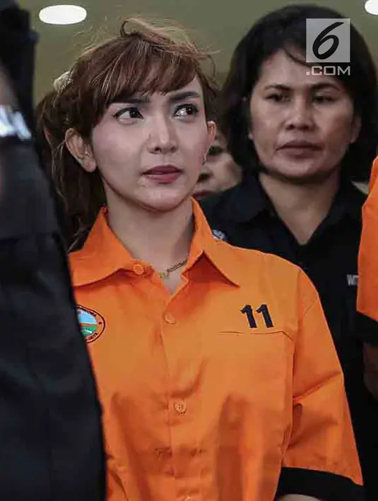 Artis Roro Fitria resmi diperkenalkan sebagai tersangka oleh Direktorat Reserse Narkoba Polda Metro Jaya, Jakarta, Kamis (15/2). Polisi menangkap Roro Fitria setelah diketahui memesan narkoba jenis sabu seberat 2,4 gram. (Liputan6.com/Pool)