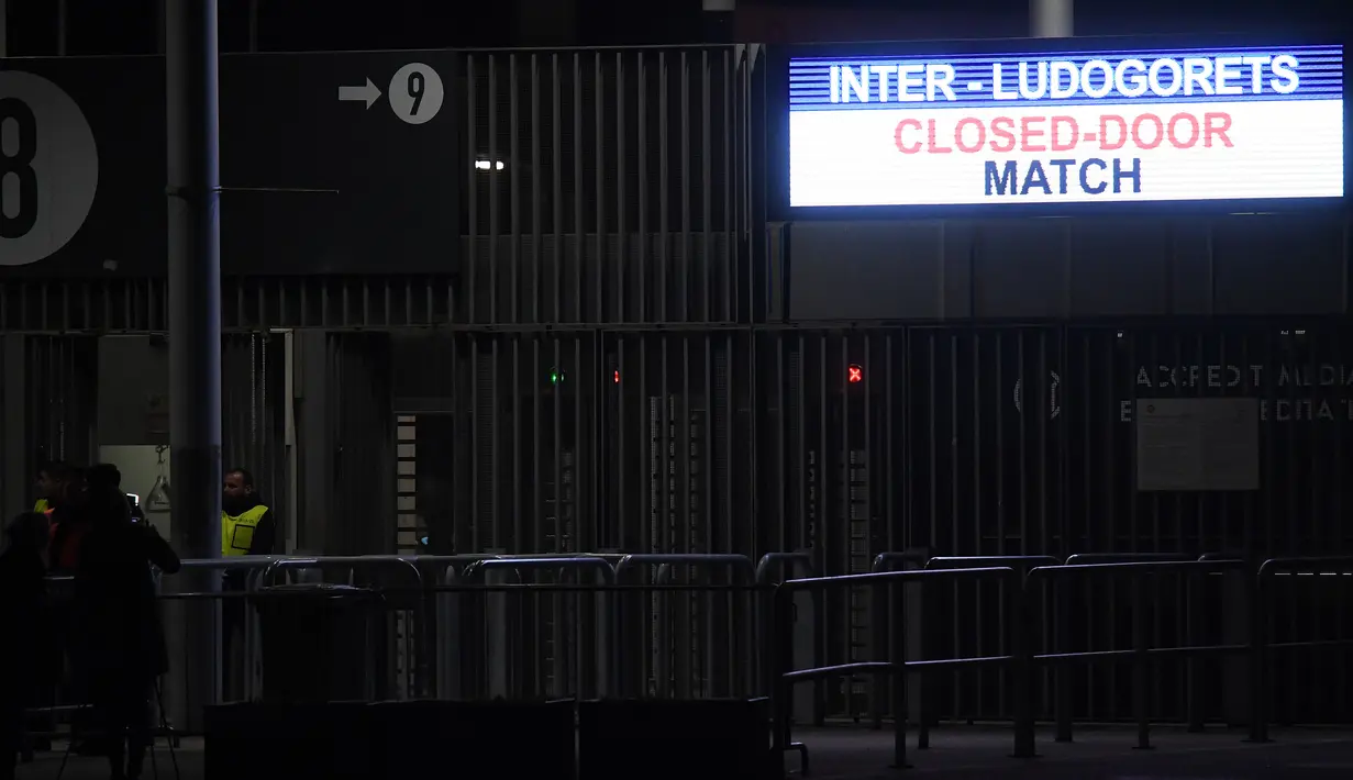 Sebuah papan pengumuman elektronik terlihat di Stadion San Siro di Milan, Italia (27/2/2020). Akibat virus COVID-19 yang sedang mewabawah, pertandingan leg kedua babak 32 besar Liga Europa UEFA antara Inter Milan melawan Ludogorets dimainkan tanpa penonton. (Xinhua/Alberto Lingria)