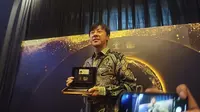 Pelatih Timnas Indonesia, Shin Tae-yong saat menerima Golden Visa dari presiden Joko Widodo (Jokowi). (Merdeka.com/Muhammad Genantan Saputra)