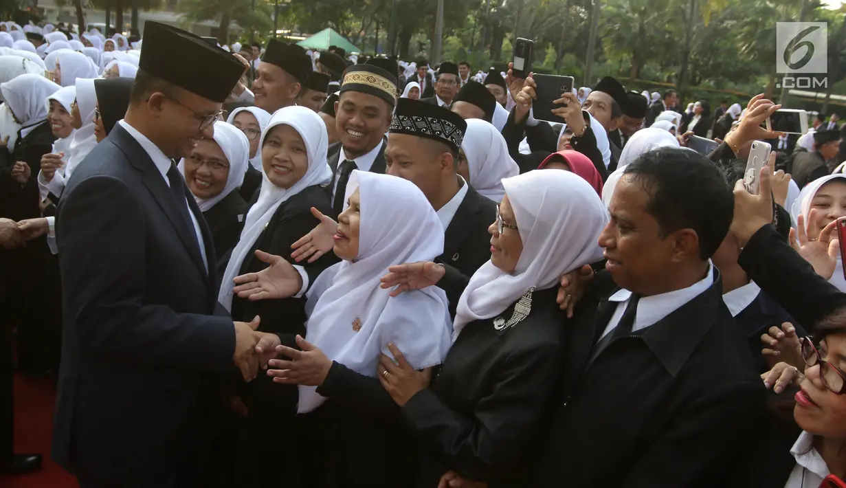 Gubernur DKI Jakarta Anies Baswedan menyalami para pejabat fungsional usai melantik dan mengambil sumpah di halaman Balai Kota Jakarta DKI, Senin (4/6).. (Liputan6.com/Arya Manggala)