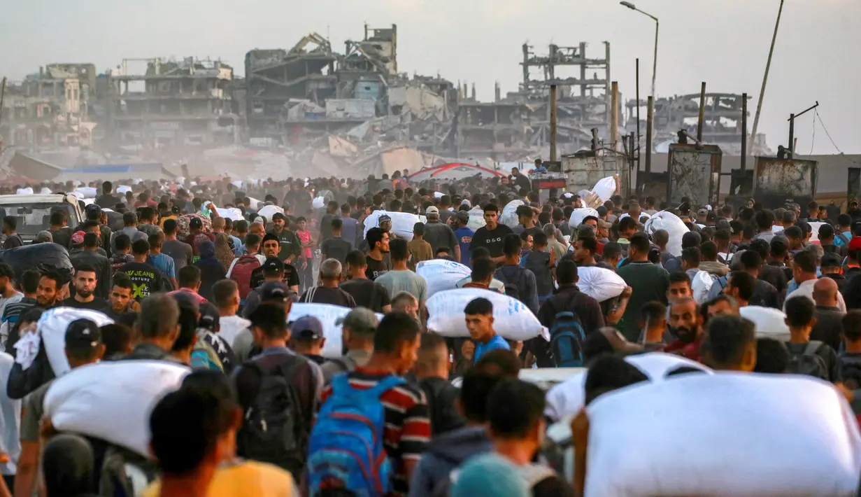 Di Rafah, Gaza Selatan, dua orang tewas dan puluhan lainnya terluka akibat tembakan Israel di dekat pusat distribusi bantuan kemanusiaan. (BASHAR TALEB/AFP)